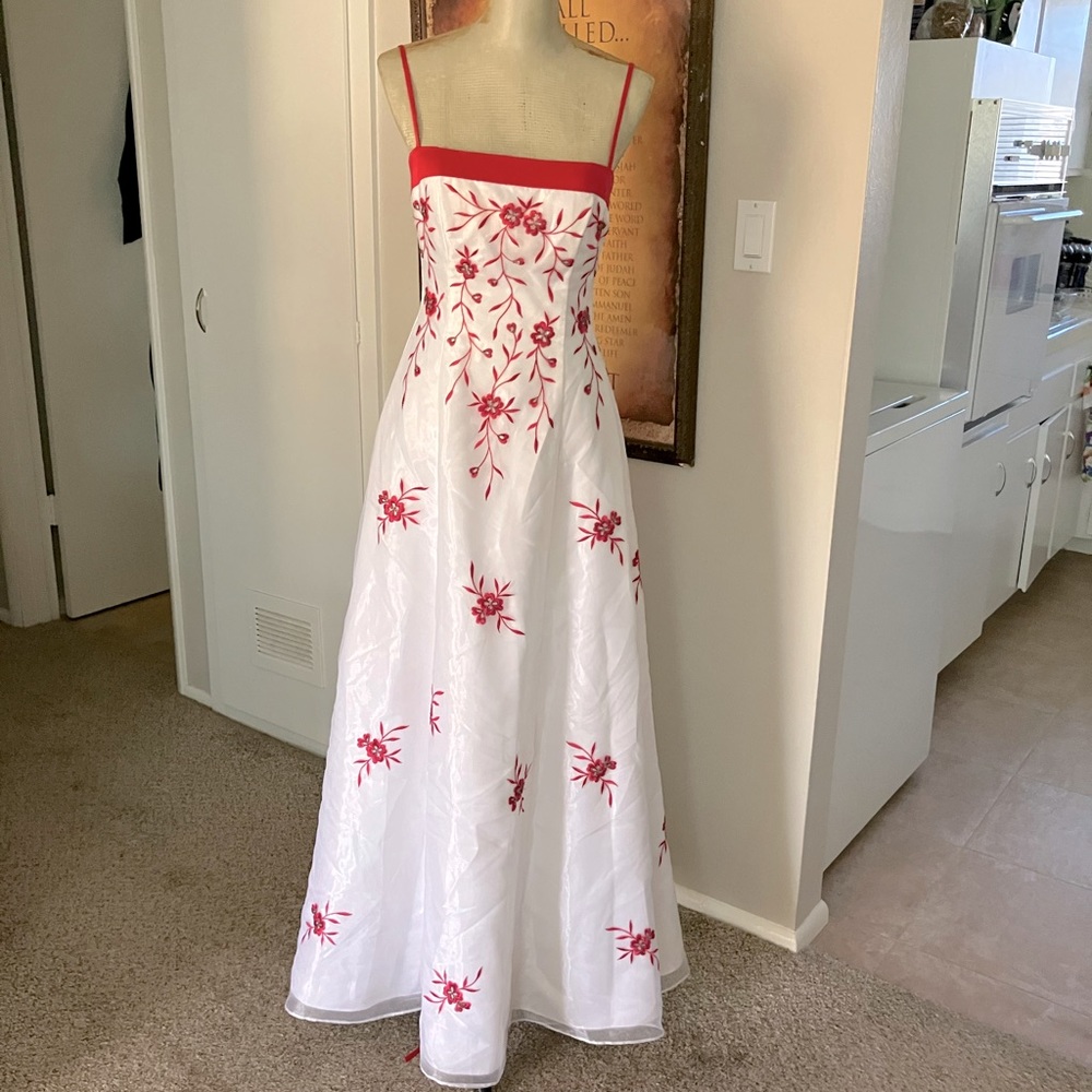 RED/WHITE GOWN